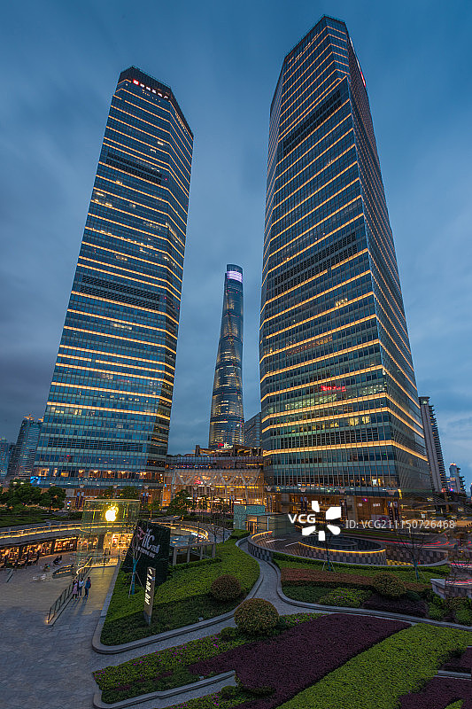 上海国金中心夜景图片素材