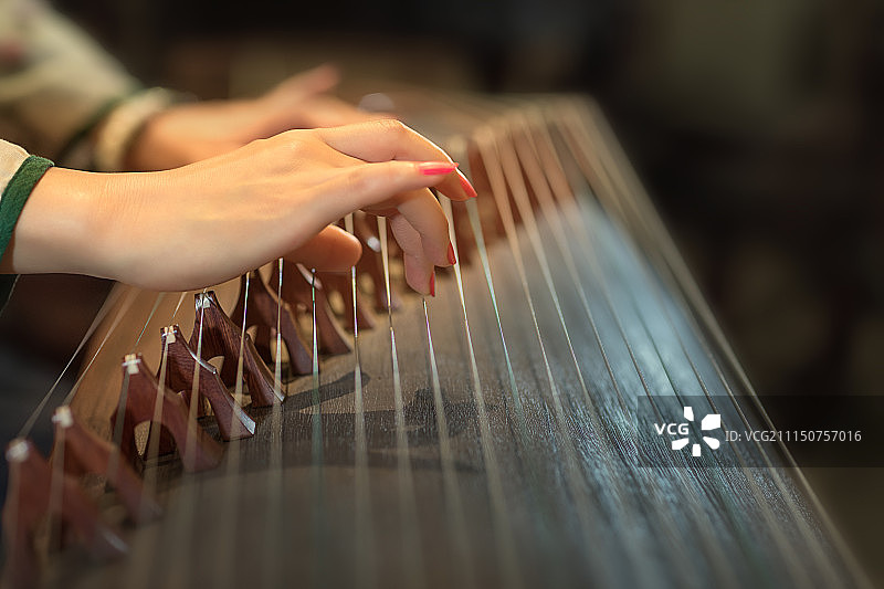 弹奏古筝的美女图片素材