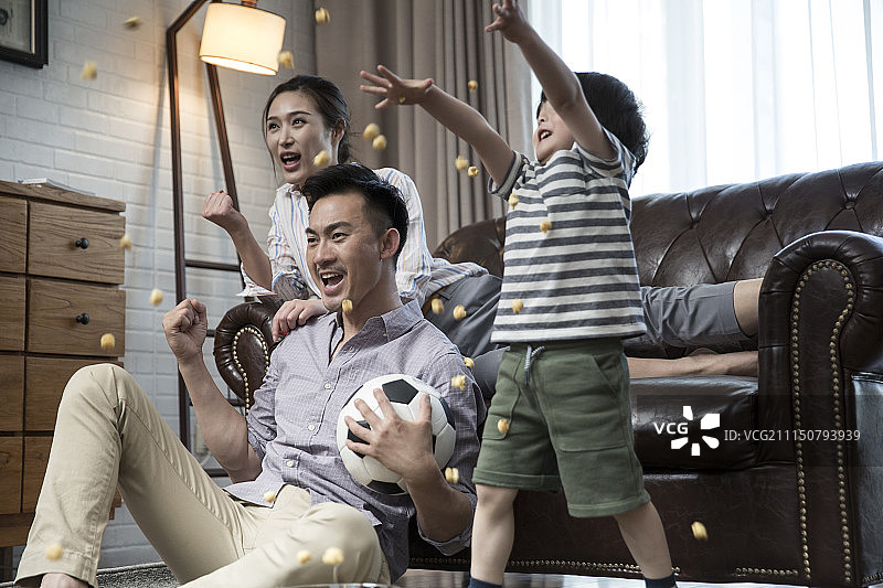 快乐的一家人为足球欢呼图片素材