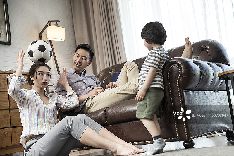 快乐的一家人玩足球图片素材