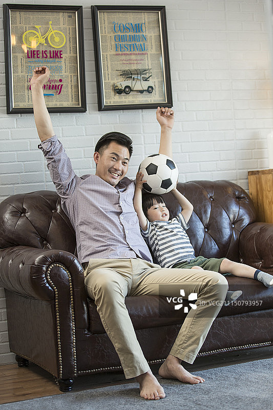 快乐的爸爸和孩子在欢呼图片素材