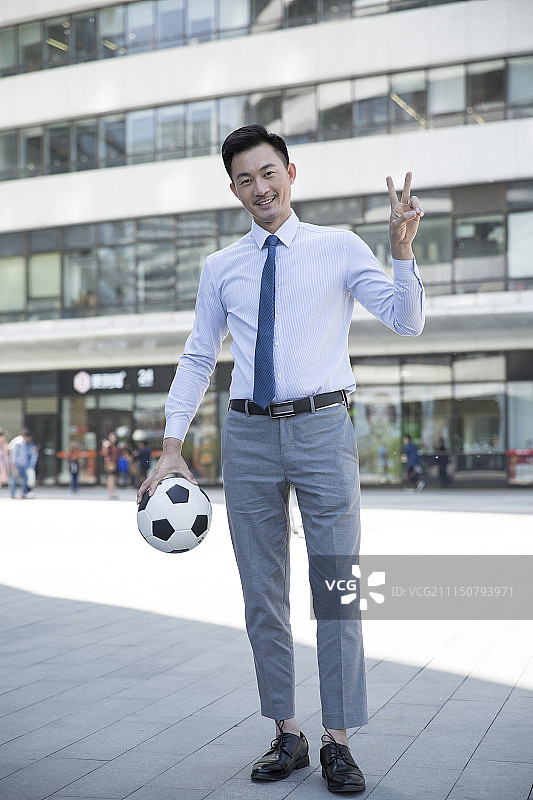 商务男子拿着一个足球图片素材