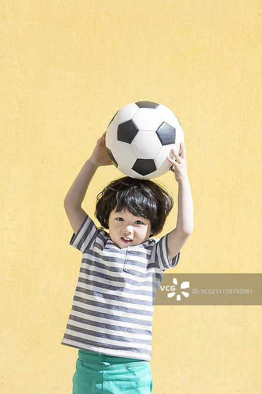 小球迷头顶足球肖像图片素材