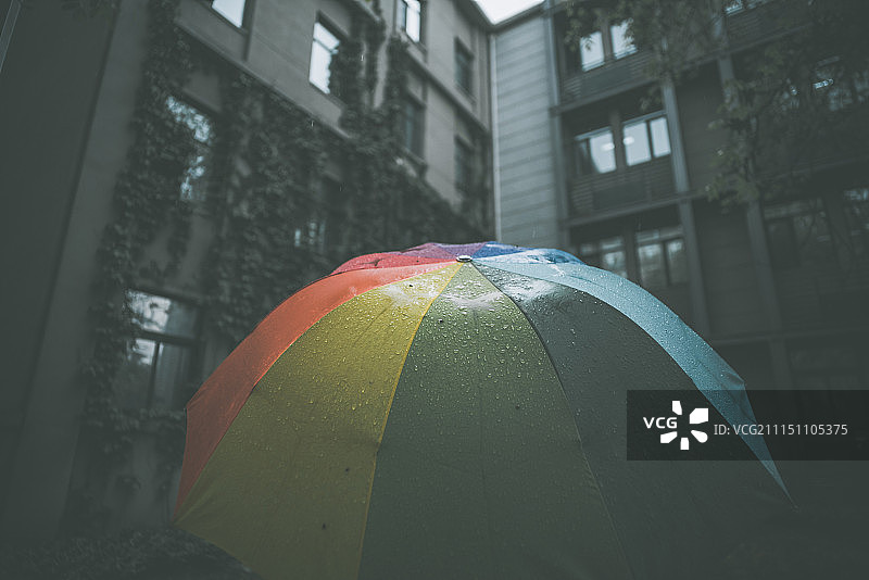 雨中人大图片素材