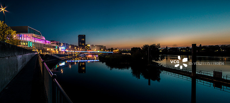 马斯河畔的芬洛夜景图片素材
