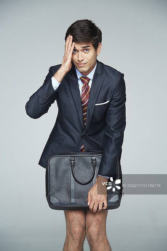 没穿裤子，害羞地遮住裤子的商人照片图片素材