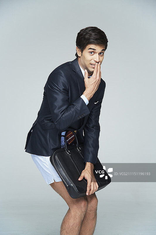 没穿裤子，害羞地遮住裤子的商人照片图片素材