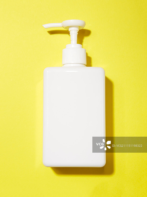 黄色背景下的洗发水摄影图片素材