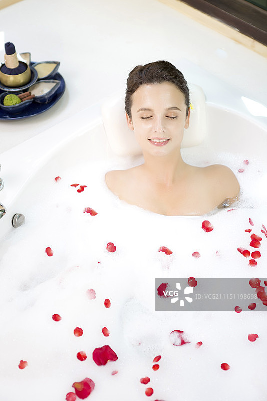泡在玫瑰浴中的女人摄影图片素材