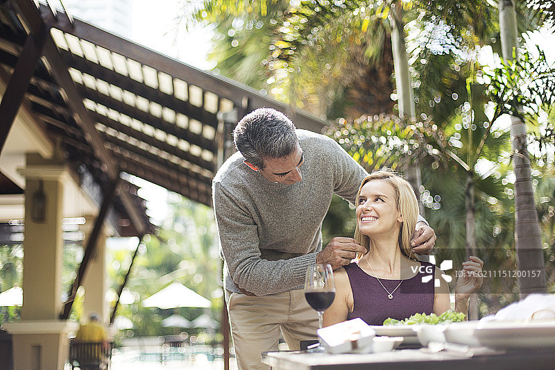 中年男人在户外向女人求婚图片素材