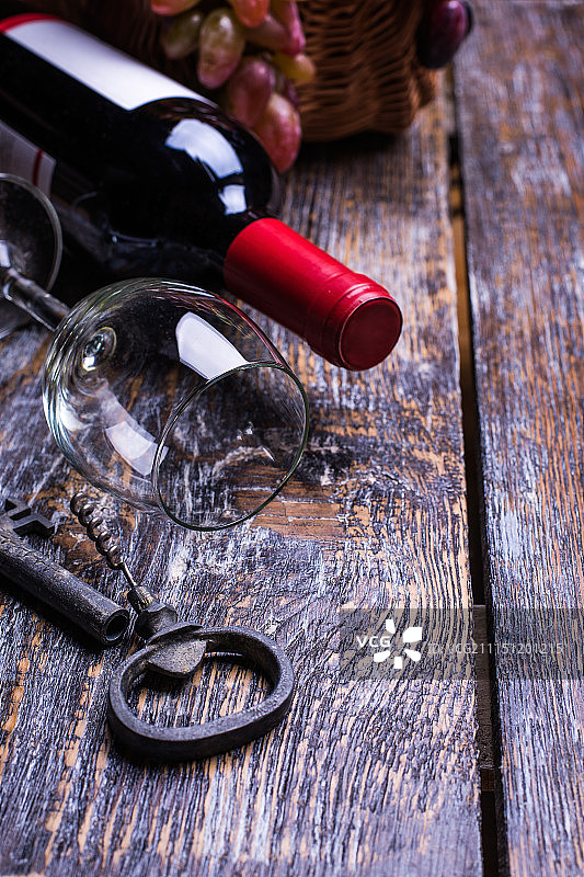 白葡萄酒、软木塞、开瓶器以及奶酪、葡萄、坚果、橄榄等产品图片素材