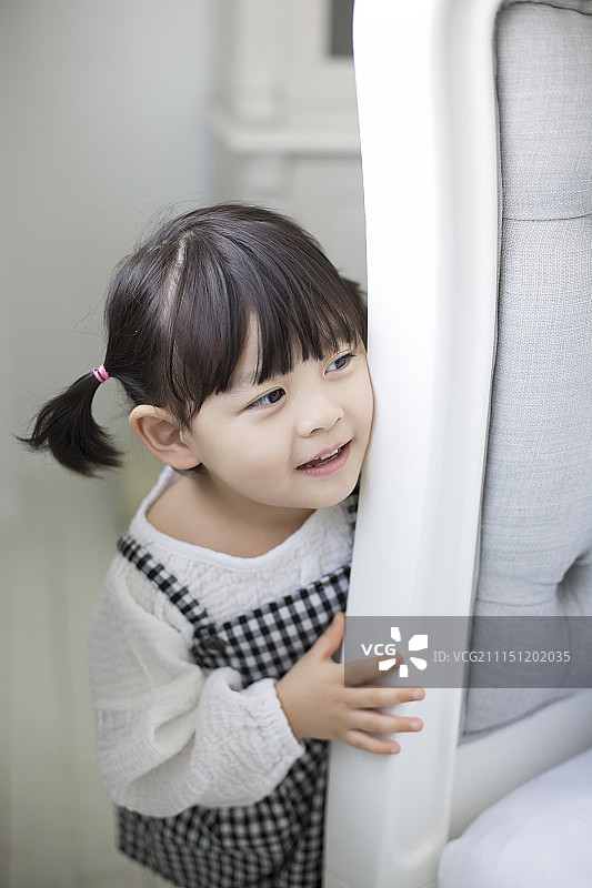 小女孩玩捉迷藏图片素材