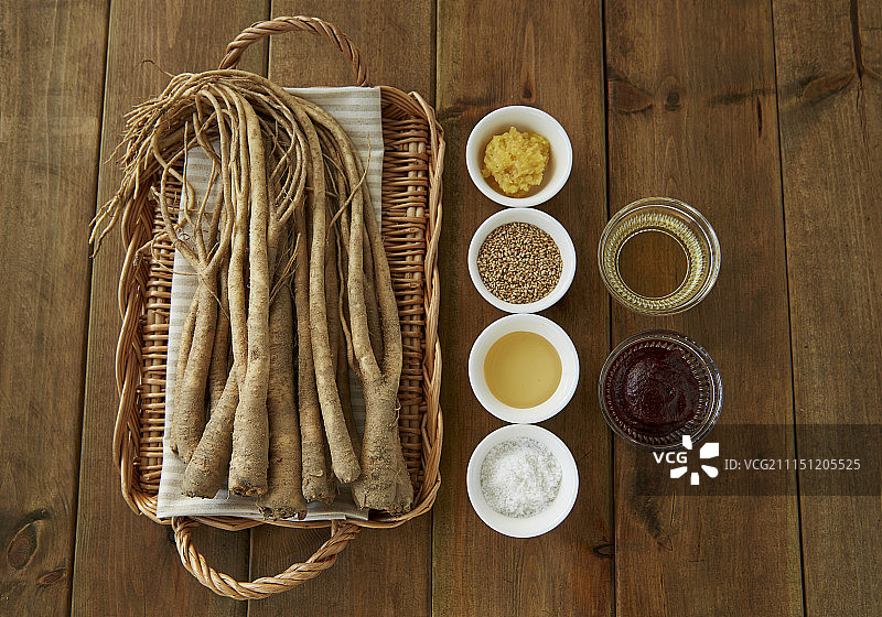 搭配各种调味料的根茎类蔬菜图片素材