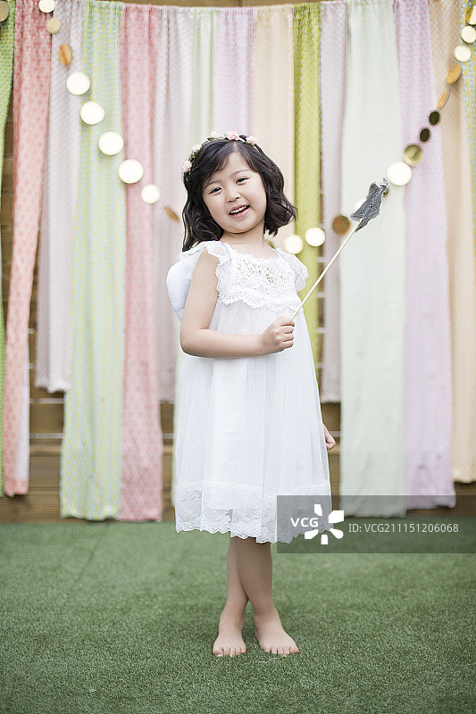 装扮成天使的小女孩图片素材