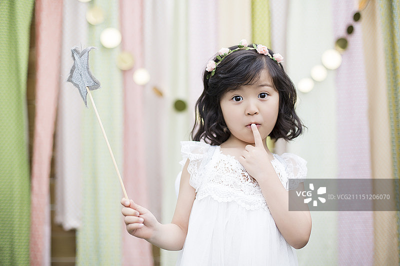 装扮成天使的小女孩图片素材