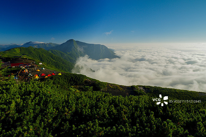 047蝶岳小屋和常念岳图片素材