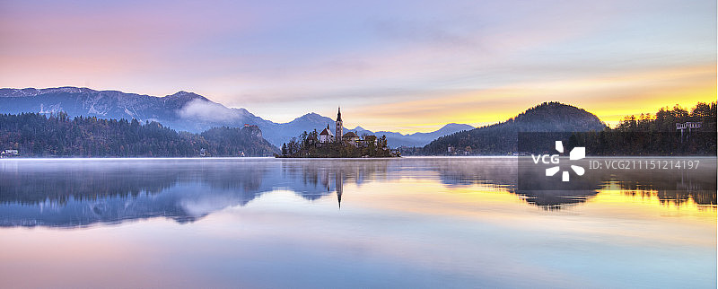 日出倒影图片素材