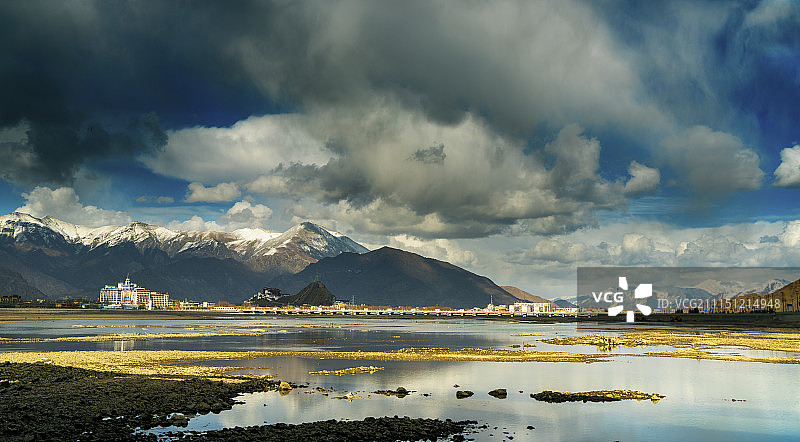拉萨河畔图片素材