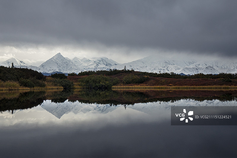 戏剧性天气下的阿拉斯加山脉倒影图片素材