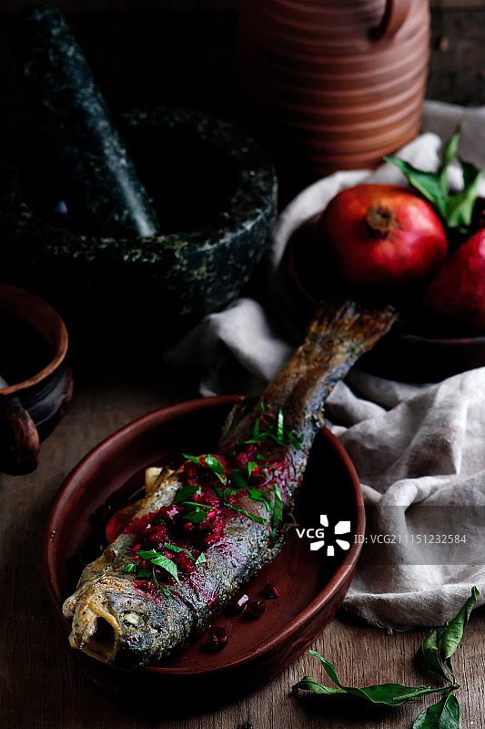 烤鳟鱼配石榴酱（乡村风）图片素材