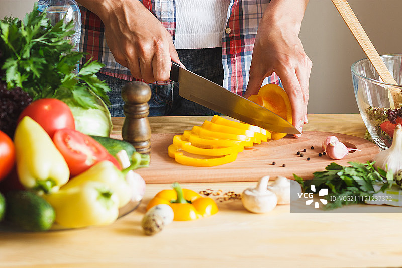 女人在厨房做饭图片素材