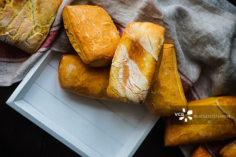 新鲜出炉的法式面包图片素材