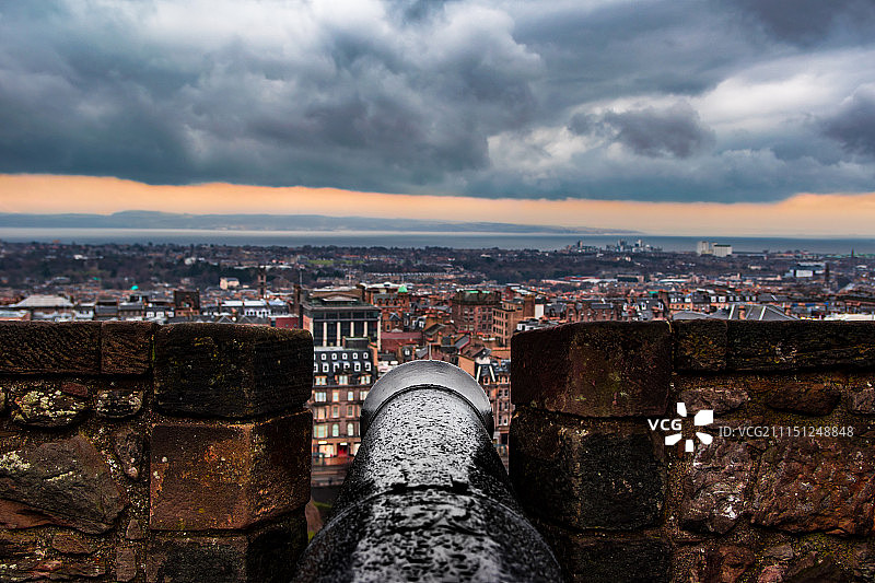 多云天空下的城市景观鸟瞰图图片素材