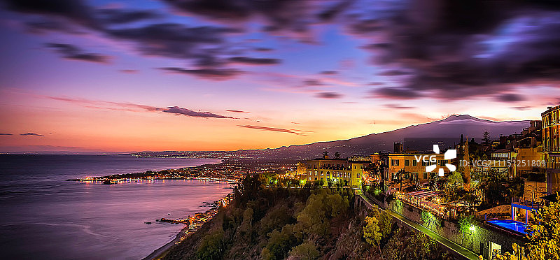 从陶尔米纳眺望埃特纳火山图片素材