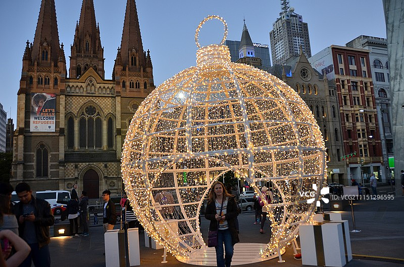 巨型圣诞彩灯装饰球：墨尔本联邦广场圣诞庆祝免费活动（澳大利亚维多利亚州）图片素材