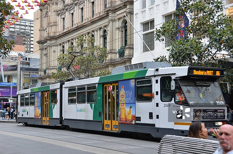 伯克街购物中心，1983年开放，墨尔本市中心维多利亚州一条仅供行人和电车通行的街道图片素材