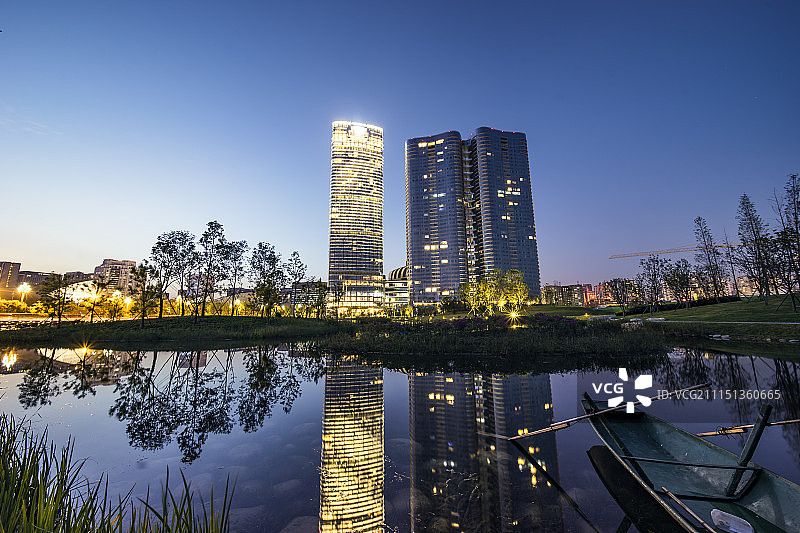 成都银泰中心夜景图片素材
