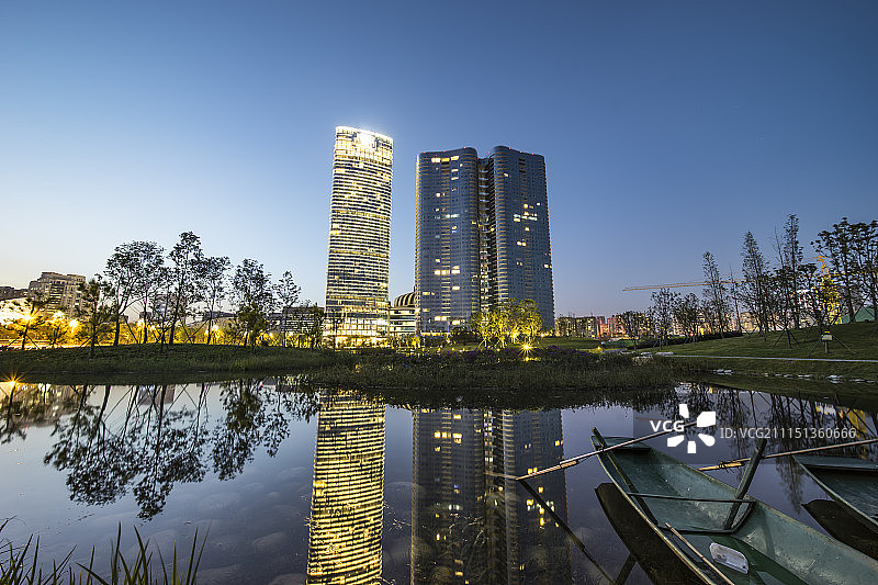 成都银泰中心夜景图片素材