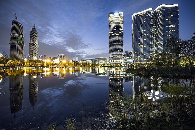 成都银泰中心夜景图片素材
