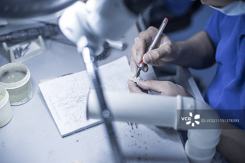 人造牙齿生产线图片素材