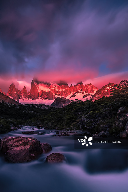 烈焰流溪图片素材