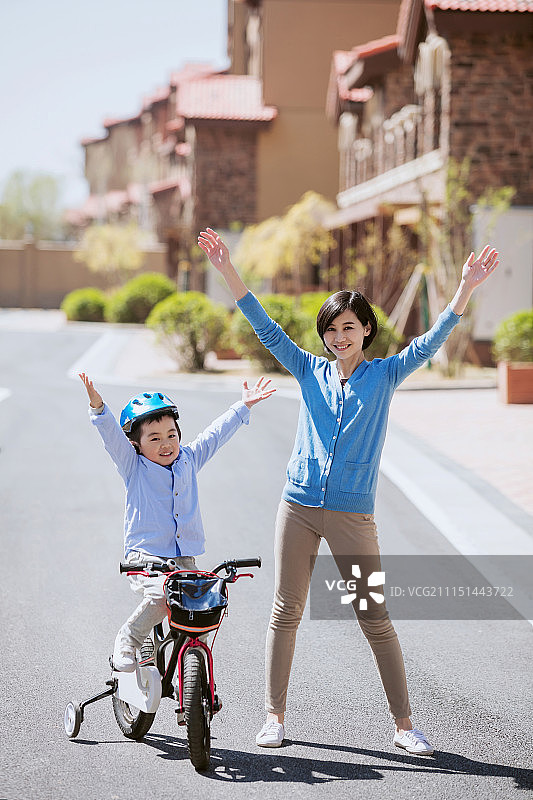 妈妈教儿子骑自行车图片素材