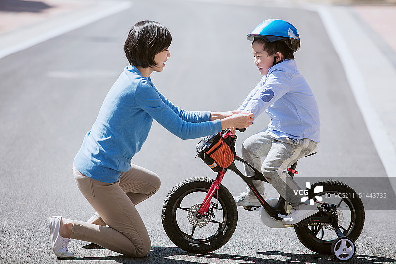妈妈教儿子骑自行车图片素材