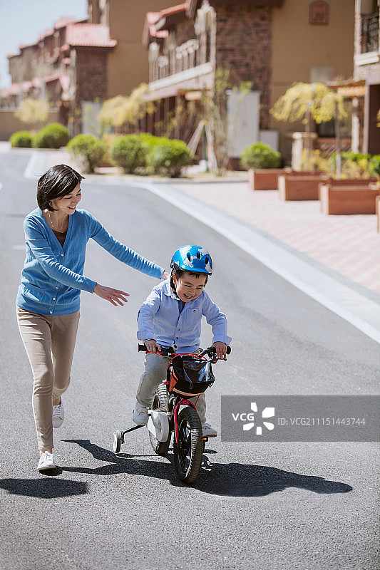 妈妈教儿子骑自行车图片素材