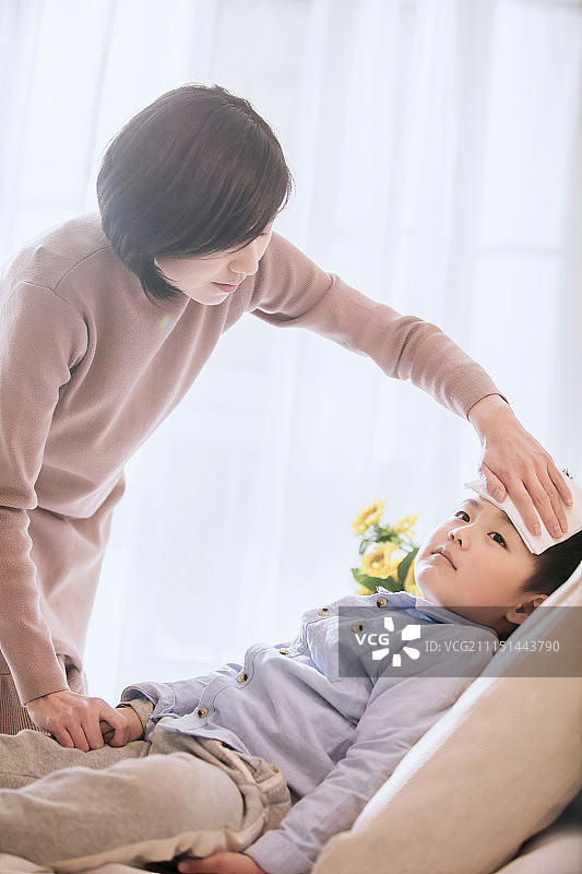 妈妈照顾感冒生病的孩子图片素材