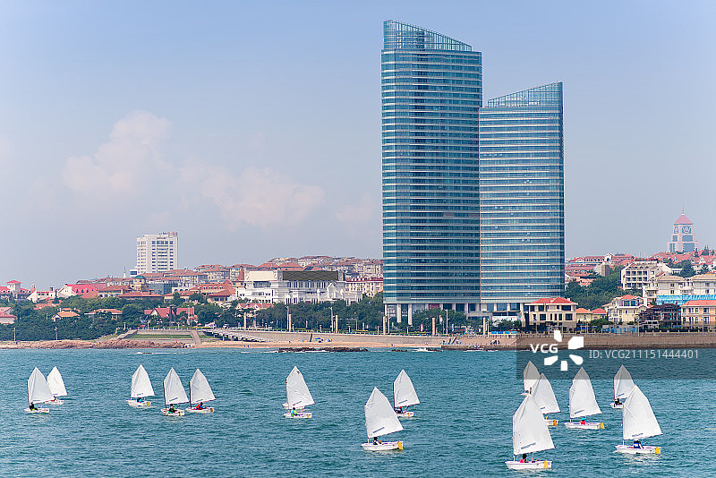 高楼，大海，帆船图片素材