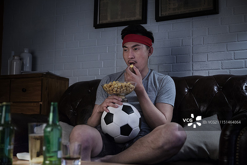 年轻男士熬夜看世界杯图片素材