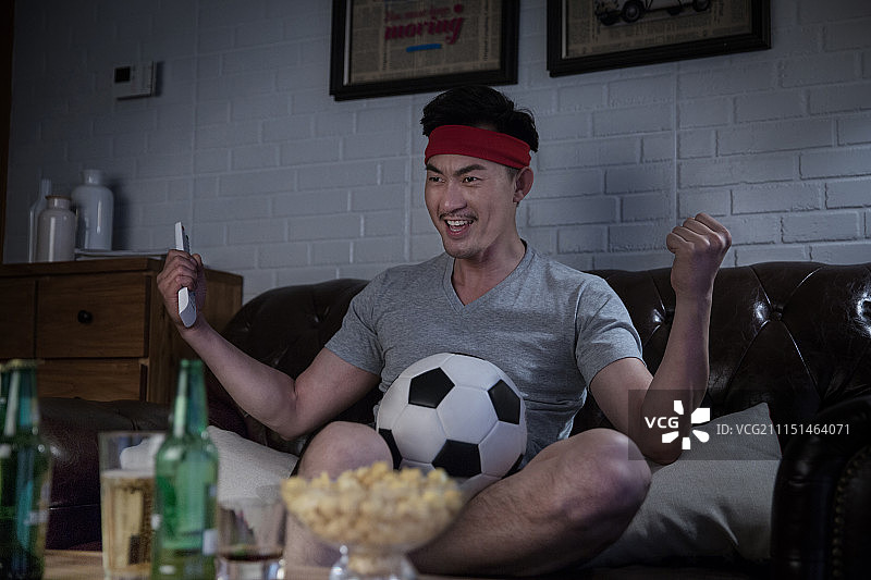年轻男士熬夜看世界杯图片素材