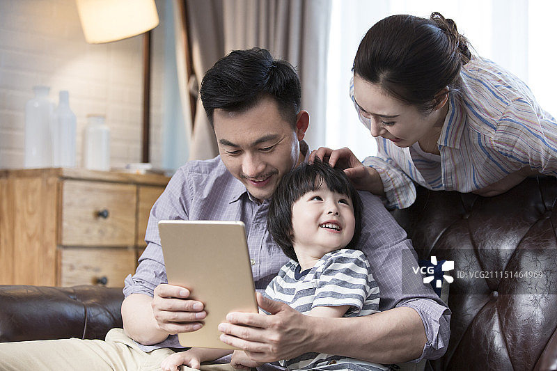 快乐家庭使用平板电脑图片素材