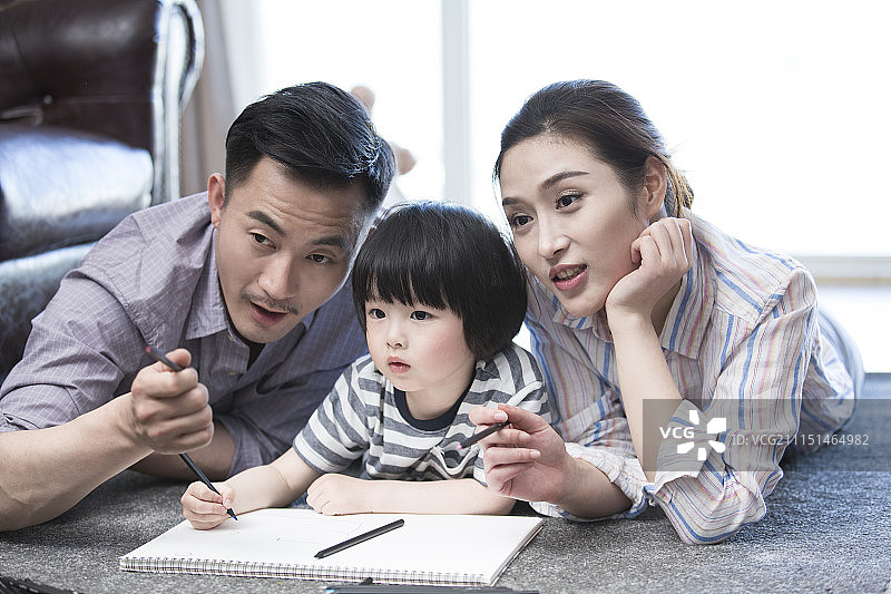 快乐的一家人一起画画图片素材