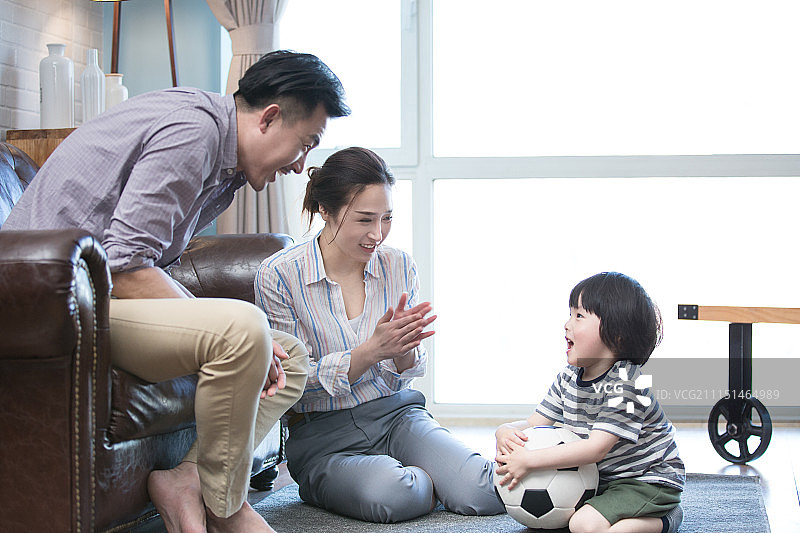 快乐的一家人玩足球图片素材