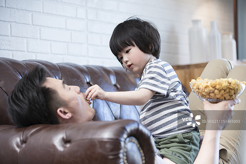 快乐的年轻父子图片素材