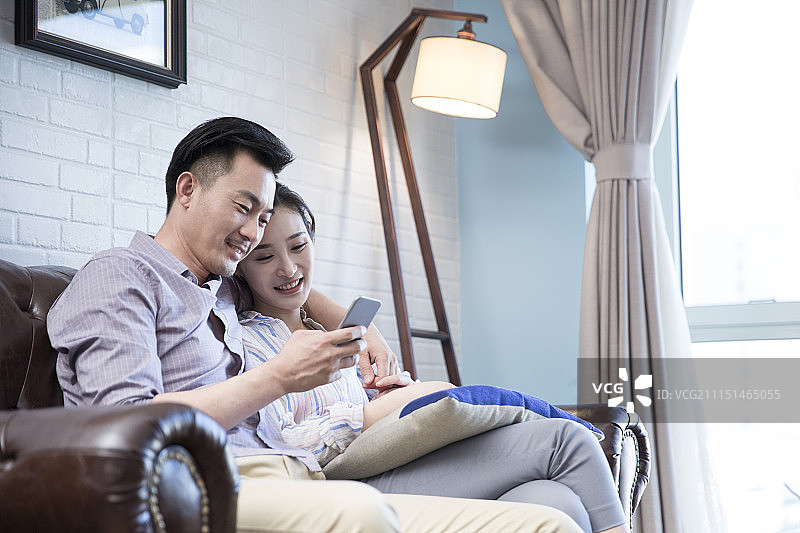 幸福情侣一起看手机图片素材