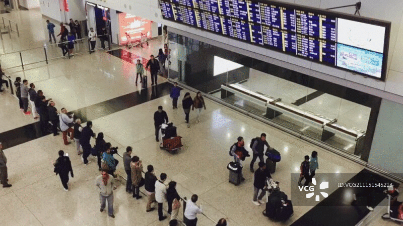 中国香港机场航站楼内的人群，高角度视图图片素材
