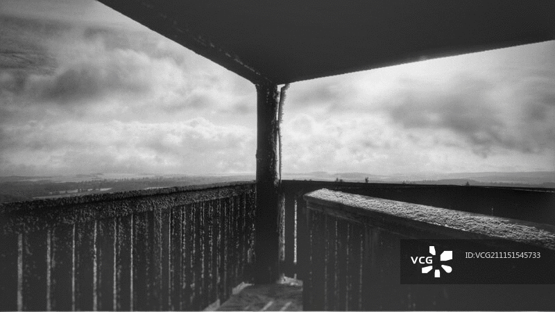 从高处阳台看穿过冬季景观的灰色云彩图片素材