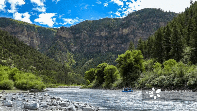 人们在河上漂流图片素材